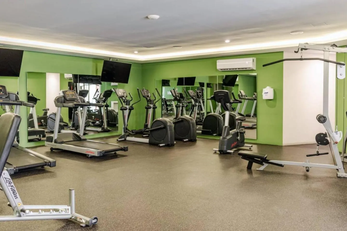Luxury Condo, Private Room, 150Mb Wifi, Ac, Gym Playa del Carmen Holiday home